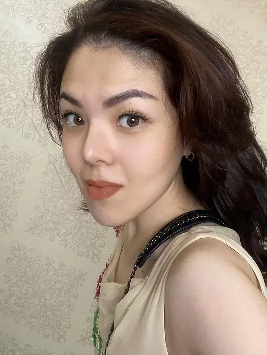 Seolah bukan Tina Toon, unggahan Tina Toon menuai banyak komentar dari netizen. Ada netizen yang menyebut jika Tina Toon telah merombak wajahnya. (Instagram/tinatoon101).