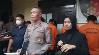 Kapolsek Tarogong Kidul Kompol Alit Kadarusman, tengah memberikan penjelasan dalam rilis pengungkapan kasus sindikat curanmor di Mapolsek Tarogong Kidul, Jumat (20/5/2022) petang. (Liputan6.com/Jayadi Supriadin)