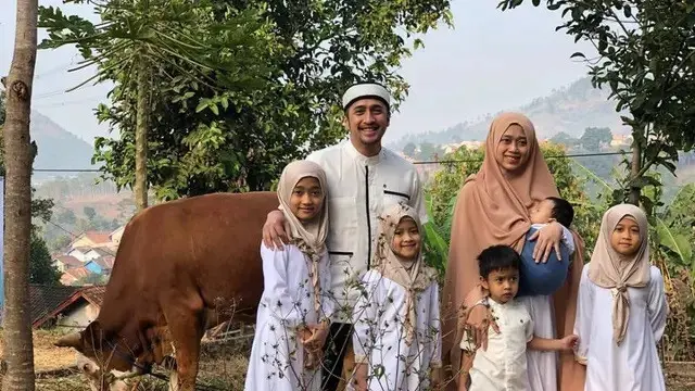 6 Potret Kebersamaan Irfan Hakim dengan Sapi Kurban dari 2019 Hingga Kini