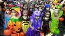 Sejumlah siswa memakai kostum - kostum unik saat mengikuti parade Halloween di kota Paranaque, Filipina, Jumat (30/10/2015). Anak - anak ini ikut merayakan halloween yang dirayakan setiap akhir bulan oktober. (REUTERS/Romeo Ranoco)
