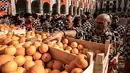Peserta mengambil jeruk untuk mengikuti tradisi "perang jeruk" selama Karnaval Ivrea di Turin, Italia, Minggu (3/3). Perang Jeruk ini biasa dilaksanakan di bulan Februari setiap tahunnya selama tiga hari (MARCO BERTORELLO/AFP)