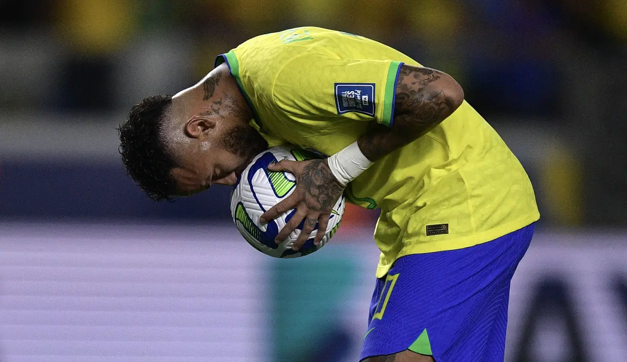Pemain Brasil, Neymar mencium bola sebelum melakukan tendangan penalti ke gawang Bolivia pada laga Kualifikasi Piala Dunia 2026 di Jornalista Edgar Proença 'Mangueirao' stadium, Belem, Brasil, Sabtu (9/9/2023) pagi WIB. Neymar mencetak dua gol pada menit ke-61 dan ke-90+3. (AFP/Carl De Souza)