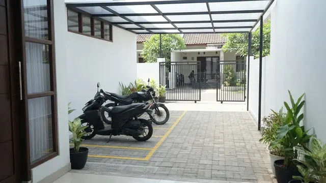 Ide Membuat Area Parkir Motor Tetap Rapi di Rumah Tanpa Garasi