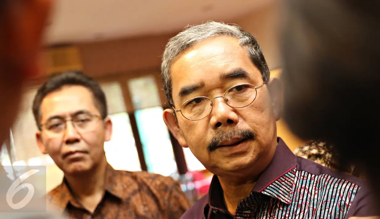 Wali Kota Jakpus, Mangara Pardede usai menggelar konferensi pers bersama pengelola GBK di Senayan, Jakarta, Jumat (13/5). Konferensi pers itu terkait penertiban pedagang tanaman hias di trotoar kawasan Senayan. (Liputan6.com/Immanuel Antonius)