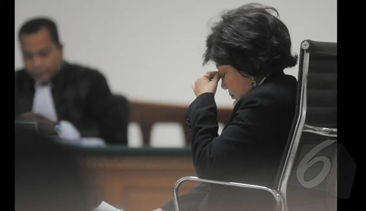 Tampak Winny Erwinda memegang kepalanya saat sidang di Pengadilan Tipikor, Jakarta, Kamis (12/2/2015). Dalam Pembacaan pembelaannya Winny merasa tidak pernah melakukan korupsi dalam pembelian pesawat ATR. (Liputan6.com/Herman Zakharia)