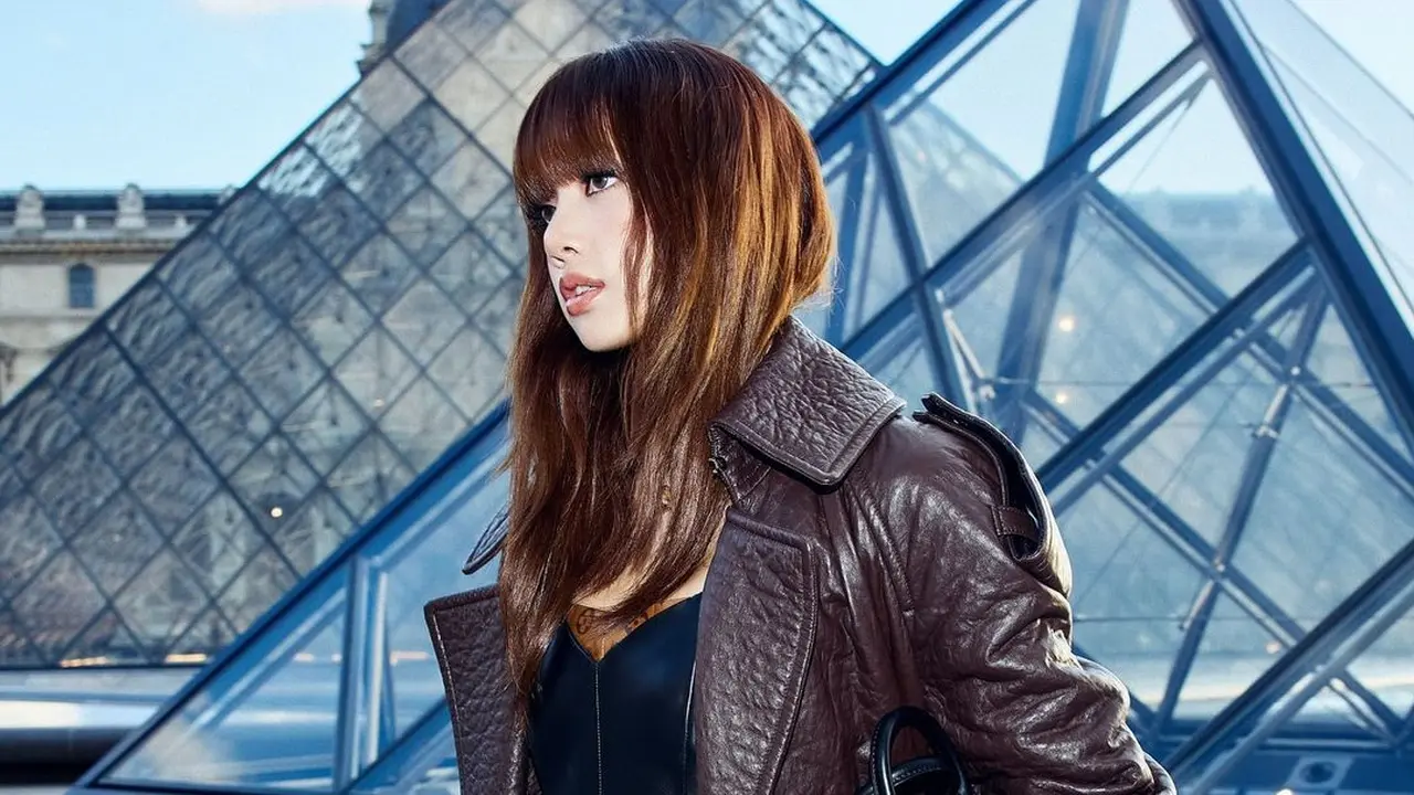 Lebih Mahal dari Labubu, Segini Harga Gantungan Tas Lisa BLACKPINK di Paris Fashion Week