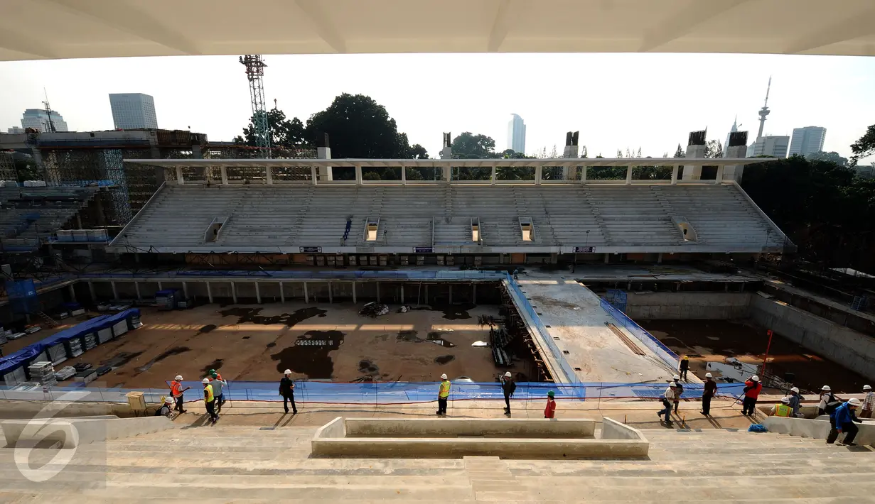 Tampilan kolam Stadion Renang Gelora Bung Karno saat proses renovasi, Jakarta, Jumat (24/3). Renovasi ini memenuhi persyaratan fasilitas olah raga renang yang disyaratkan induk cabang olahraga renang internasional (FINA). (Liputan6.com/Helmi Fithriansyah)