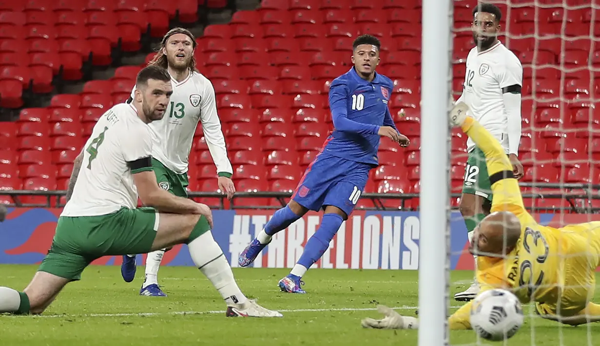Striker Inggris, Jadon Sancho (tengah), mencetak gol kedua Inggris dalam laga uji coba internasional melawan Republik Irlandia di Stadion Wembley, London, Jumat (13/11/2020) dini hari WIB. Inggris menang 3-0 atas Republik Irlandia. (AP/Cral Recine/Pool)