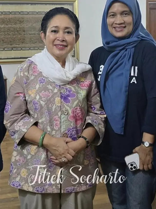 Model Atasan Batik Titiek Soeharto yang Simpel dan Elegan (Foto: Instagram @titieksoeharto)