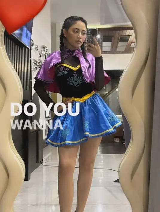 <p>Rachel Vennya tampil cantik dengan kostum ala Anna Frozen. Namun ia memodifikasi roknya menjadi pendek. [Foto: instagram.com/azizahsalsha_]</p>