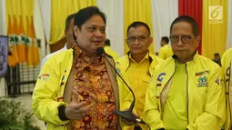 Ketum Partai Golkar Airlangga Hartarto memberi sambutan saat melakukan pemantauan Aplikasi Android SaksiKu untuk Saksi Partai Golkar di TPS pada Pemilu 2019 di Kantor DPP Partai Golkar, Jakarta, Selasa (16/4). (Liputan6.com/Johan Tallo)