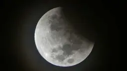 Fenomena gerhana bulan sebagian (parsial) terlihat di langit Jakarta pada Rabu (17/7/2019) dini hari. Gerhana bulan terakhir dalam tahun 2019 ini merupakan fenomena jenis gerhana bulan parsial, karena masih ada yang tampak sebagian. (BAY ISMOYO/AFP)