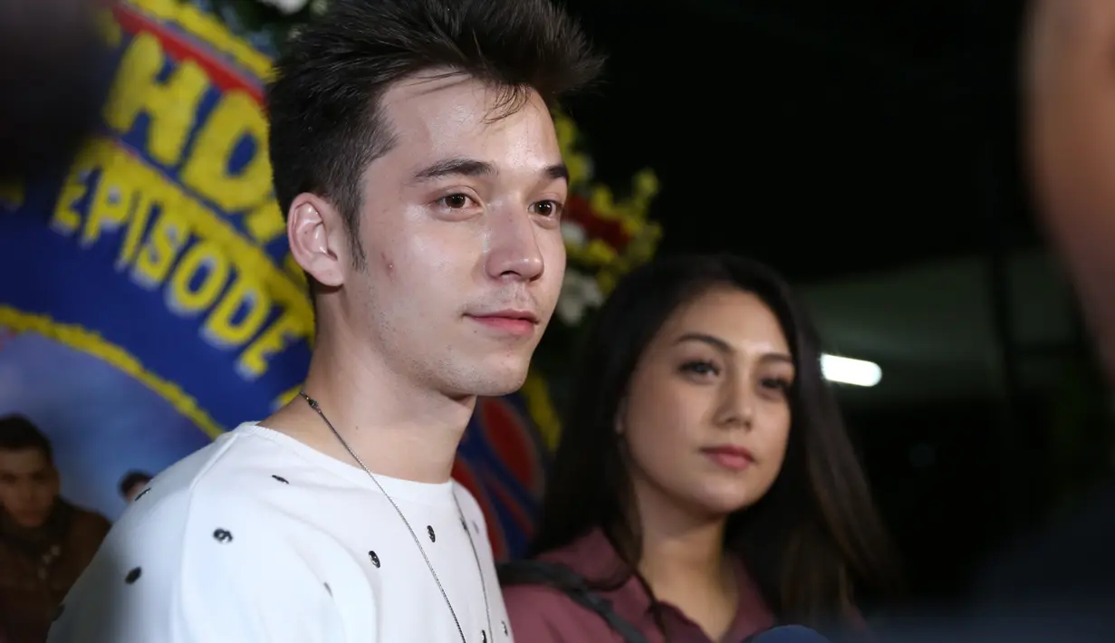 "Memang sekarang aku kan enggak kerja. Jadi full time mother. Iya dong (lebih sering ama anak)," kata Celine Evangelista saat hadir dalam acara perayaan ulang tahun sinetron Anak Langit beberapa hari lalu. (Nurwahyunan/Bintang.com)