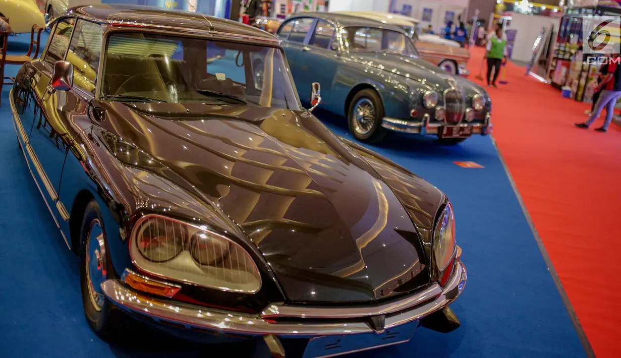 Mobil klasik dipamerkan selama Indonesia International Motor Show (IIMS) 2019 di JIExpo Kemayoran, Jakarta, Kamis (25/4). Selain mobil-mobil teranyar, ajang IIMS 2019 juga memamerkan mobil-mobil klasik sebagai edukasi mengenai sejarah industri otomotif di Indonesia. (Liputan6.com/Faizal Fanani)