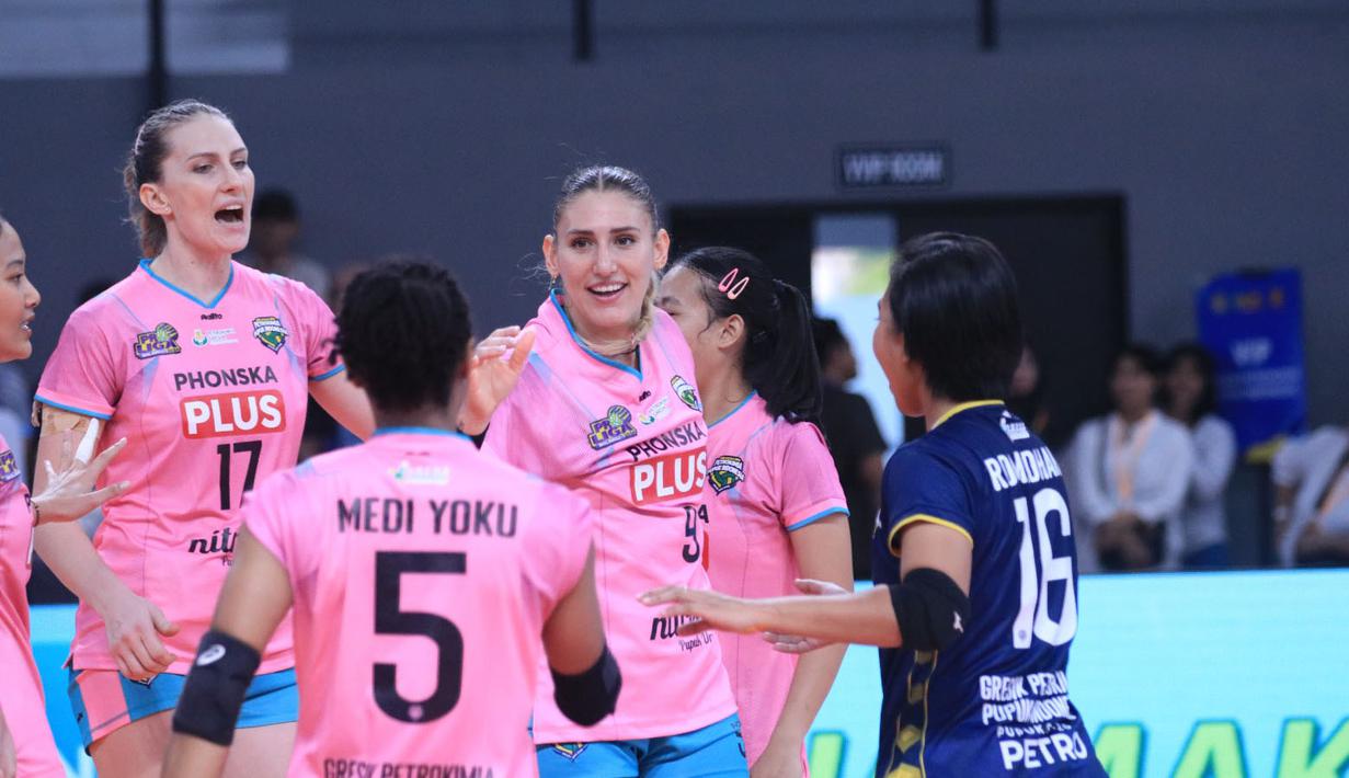 <p>Selebrasi para pemain Gresik Petrokimia Pupuk Indonesia, Camilla Mingardi (tengah) dkk setelah mencetak angka saat menghadapi Jakarta Electric PLN pada laga seri keempat putaran kedua PLN Mobile Proliga 2024 di GOR Terpadu A. Yani, Pontianak, Sabtu (22/6/2024). Gresik Petrokimia Pupuk Indonesia kalah 0-3 (23-25, 18-25, 22-25). (Dok. PBVSI)</p>