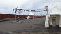 Kawasan paddock untuk ajang street race di BSD, Tangsel. Polda Metro Jaya kembali menggelar ajang street race atau balap jalanan. Street Race BSD ini akan digelar mulai 22-24 April 2022. (Liputan6.com/Pramita Tristiawati)