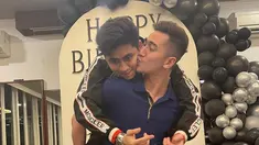 Verrell Bramasta tak segan mencium pipi sang adik di momen perayaan ulang tahun. (Foto: Instagram/ bramastavrl)