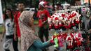 Warga memilih pernak pernik Timnas Indonesia di sekitar Stadion Pakansari, Bogor, Sabtu (3/12). Timnas Indonesia akan melakoni laga semifinal pertama Piala AFF 2016 melawan Vietnam. (Liputan6.com/Helmi Fithriansyah)