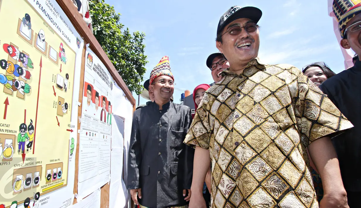 Ketua DKPP Jimly Asshiddiqie (depan) saat memantau TPS Kampung Pilkada RW 03 di Depok, Jawa Barat, Rabu (9/12). Hal tersebut dilakukan guna memastikan berjalannya kelancaran Pilkada Serentak 2015. (Liputan6.com/Immanuel Antonius)
