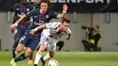 Kiper Paris Saint-Germain (PSG), David Luiz, berusaha menghentikan pemain Olympique Lyon, Mathieu Valbuena, pada laga Piala Super Prancis di Stadion Worthersee, Klagenfurt, Minggu (7/8/2016) dini hari WIB. (AFP/Boris Horvat)