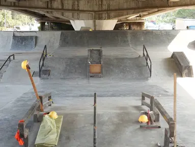 Penampakan proyek pembangunan Skatepark Pasar Rebo, Jakarta, Sabtu (5/10/2019). Skatepark yang berada di kolong Jalan Layang Pasar Rebo tersebut menelan biaya sekitar Rp 14,3. (Liputan6.com/Immanuel Antonius)