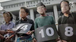 Sejumlah massa aksi dari Indonesia Corruption Watch (ICW) menggelar aksi teatrikal klinik sunat putusan koruptor di depan Gedung Mahkamah Agung, Jakarta, Jumat (29/3). Dalam aksinya mereka menuntut Mahkamah Agung untuk menolak setiap permohonan PK yang diajukan oleh terpidana korupsi. (Liputan6.com