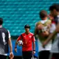 Pelatih Jerman, Joachim Loew (tengah) memimpin langsung sesi latihan jelang laga penyisihan Piala Dunia Grup G kontra Portugal di Fonte Nova Arena, Salvador, Brasil, (15/6/2014). (REUTERS/Marcos Brindicci) 