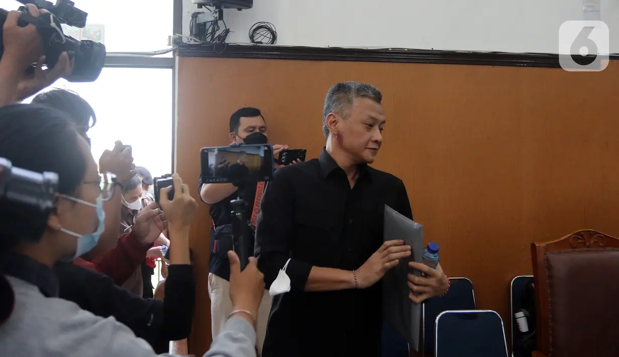 Terdakwa kasus merintangi penyidikan atau "obstruction of justice" pembunuhan berencana terhadap Nofriansyah Yosua Hutabarat atau Brigadir J, Hendra Kurniawan memasuki ruangan sidang lanjutan di PN Jakarta Selatan, Kamis (1/12/2022). Sidang lanjutan kasus pembunuhan berencana terhadap Brigadir J tersebut kembali digelar dengan agenda pemeriksaan enam saksi yang dihadirkan oleh jaksa penuntut umum. (Liputan6.com/Johan Tallo)