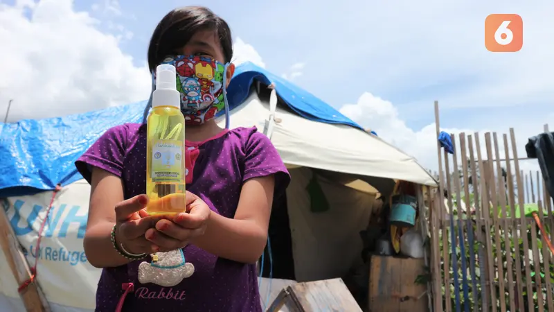 Penyintas gempa mendapat Hand Sanitizer