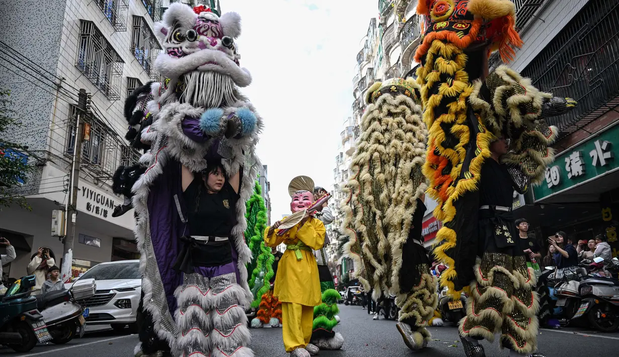 Barongsai dimainkan dalam setiap perayaan, dari pesta pernikahan hingga pembukaan bisnis. (Jade GAO/AFP)