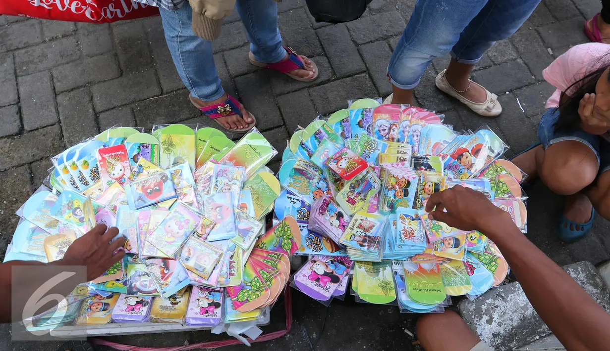 Pedagang tengah menata kartu ucapan yang di Jual di Tanah Abang, Jakarta, Selasa (28/6). Penjualan kartu ucapan tersebut alami penigkatan 100% karena menjadi incaran masyarakat untuk melengkapi hari raya lebaran. (Liputan6.com/Angga Yuniar)