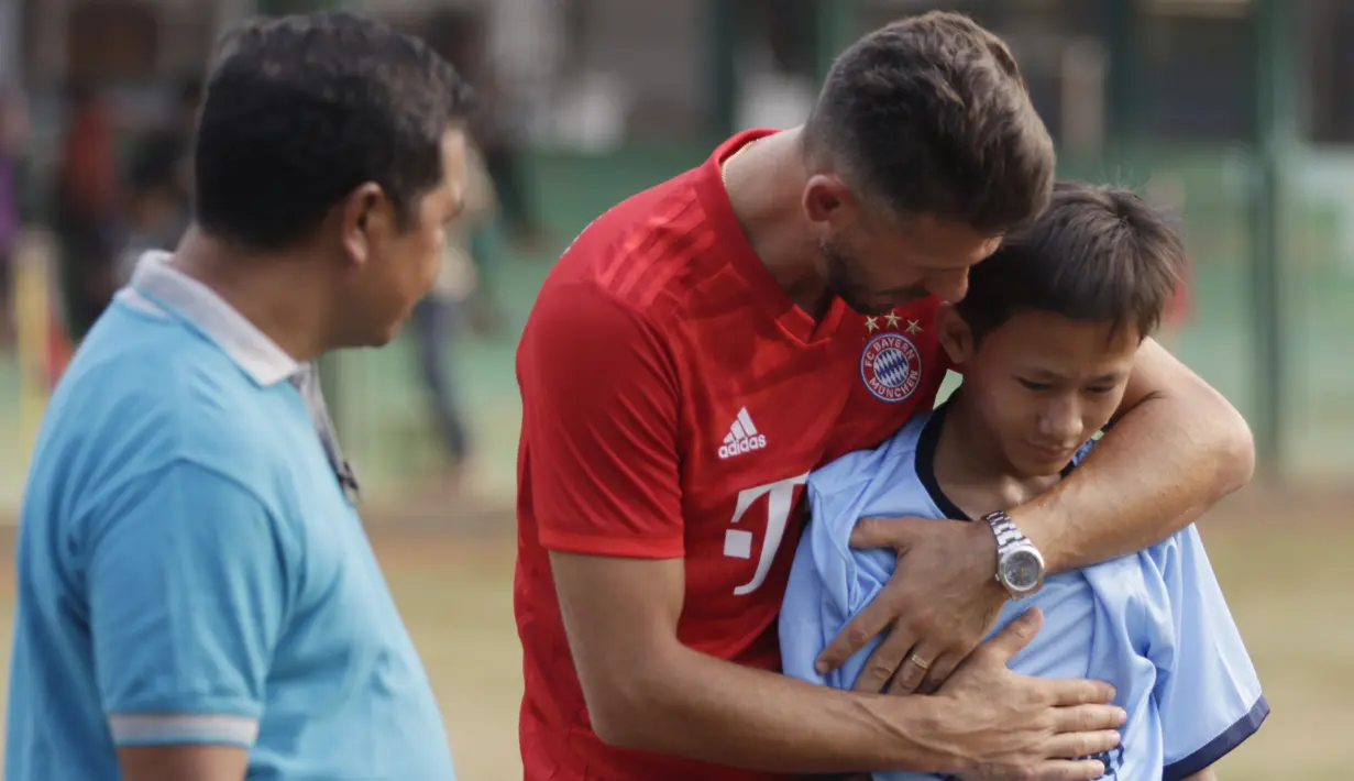 Legenda Bayern Munchen, Martin Demichelis, memberikan coaching clinic kepada pesepak bola muda di Lapangan PSPT Tebet, Jakarta, Minggu (23/6). Acara ini merupakan rangkaian Allianz Explorer Camp 2019. (Bola.com/Vitalis Yogi Trisna)