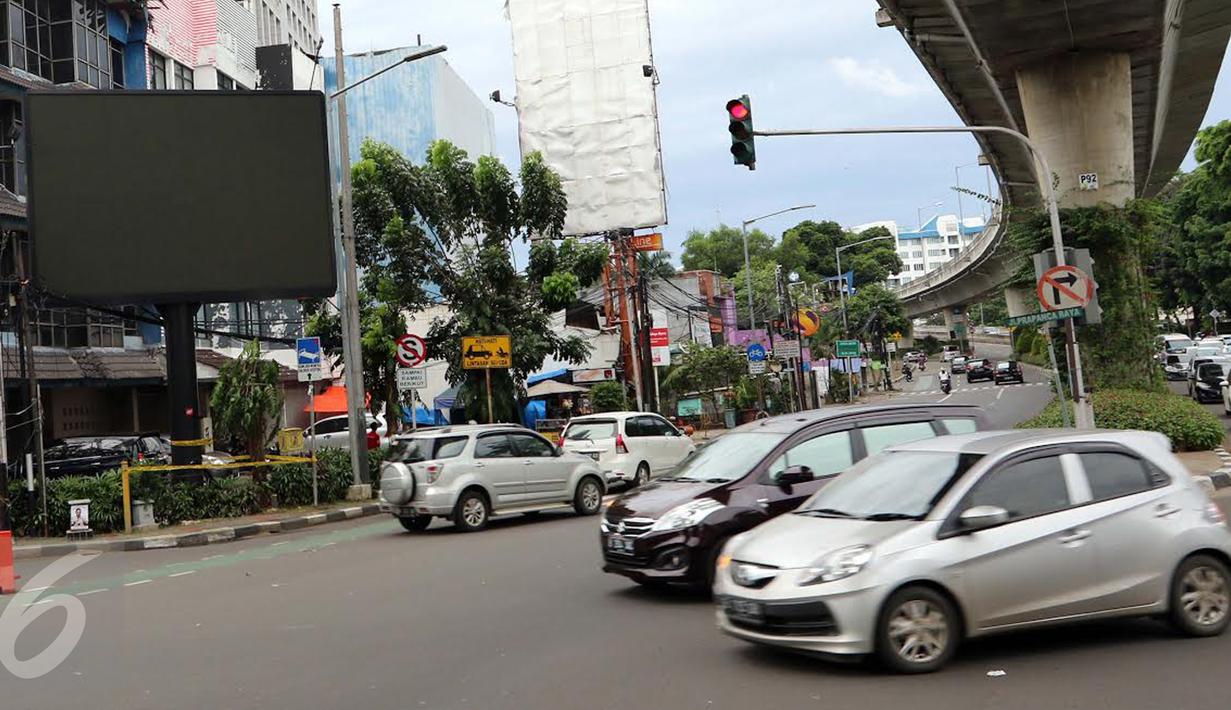 Sejumlah mobil melintas di dekat sebuah videotron di simpang Jalan Iskandarsyah, Jakarta Selatan, Minggu (2/10). Garis polisi terpasang terkait insiden videotron yang memutar video porno pada Jumat, 30 September 2016 lalu. (Liputan6.com/Helmi Afandi)