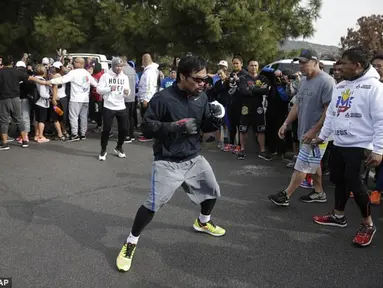 Pacquiao melakukan persiapan outdoor jelang pertandingan melawan Floyd Mayweather Jr.