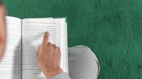 Ilustrasi membaca hadis. (Photo by Masjid Pogung Dalangan on Unsplash)