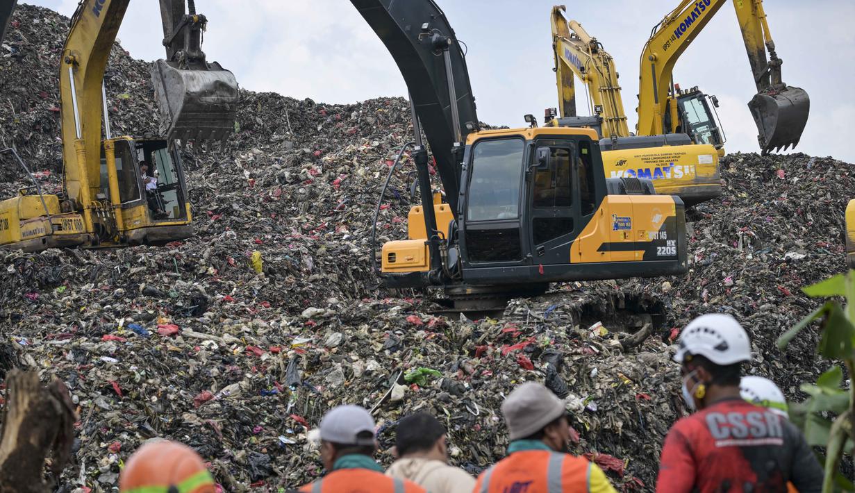 Pengiriman sampah sementara dialihkan ke fasilitas lain untuk mencegah penumpukan. Tampak dalam foto, tim penyelamat menggunakan alat berat untuk mencari korban longsor di Tempat Pembuangan Sampah Terpadu (TPST) Bantargebang, Bekasi, Jawa Barat, pada 9 Maret 2026. (BAY ISMOYO/AFP)