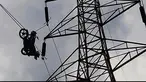 Nasib sial dialami seorang pengendara sepeda motor bernama Rajesh Toppo.Bermula dari rajesh yang memacu kendaraannya untuk pulang tiba tiba sebuah kabel yang melintang di tengah  jalan mengangkat motornya hingga ketinggian 24 meter rajesh  yang ikut ...