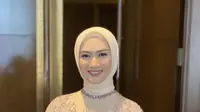 Melody ex JKT 48 juga menjadi salah satu Bridesmaids Lesti, ia tampil dengan makeup flawless. Ia mengenakan kebaya bersiluet baju kurung dengan detail tangan volume sleeves. Dilengkapi detail cuff bertaburkan payet.  Dok. Instagram @guginugraha