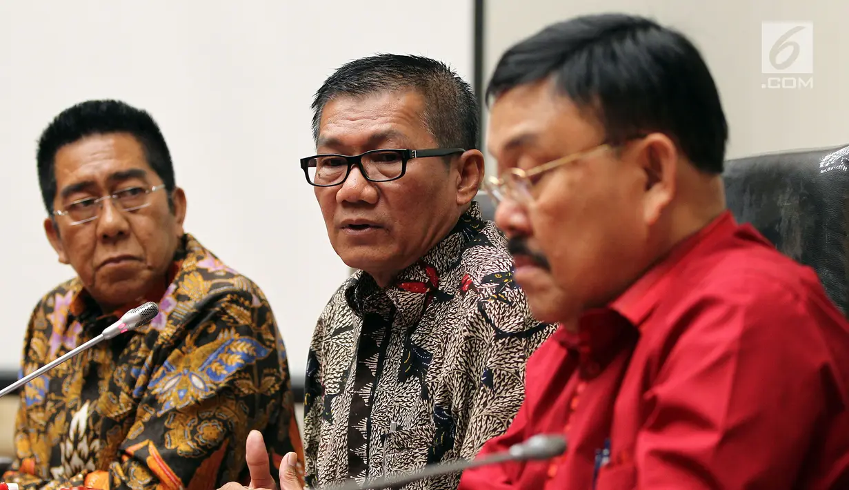Ketua Panitia Khusus Hak Angket KPK, Agun Gunandjar Sudarsa (tengah) memberikan keterangan pers di Gedung Nusantara, Senayan, Jakarta, Selasa (17/10). Hari ini, KPK kembali mangkir dalam agenda rapat kerja dengan Pansus KPK. (Liputan6.com/Johan Tallo)