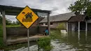 Banjir di wilayah Tempuran, Mojokerto, Jawa Timur, terjadi sejak Sabtu (7/12/2024) lalu. Hingga Senin (9/12/2024) ketinggian air meninggi dan merendam bangku sekolah. (Juni KRISWANTO/AFP)