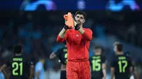 Kiper Real Madrid Thibaut Courtois memberikan aplaus kepada para penggemar setelah pertandingan sepak bola semifinal leg kedua Liga Champions melawan Manchester City di Etihad Stadium, Kamis (18/5/2023) dini hari WIB. Real Madrid kalah 0-4. (foto: Paul ELLIS / AFP)