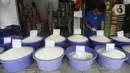 Pedagang memeriksa beras yang dijual di pinggir Jalan Raya Pamulang, Tangerang Selatan, Banten, Jumat (11/12/2020). Jelang Natal dan Tahun Baru 2021, harga beras dipasaran masih normal tidak ada kenaikan. (merdeka.com/Dwi Narwoko)