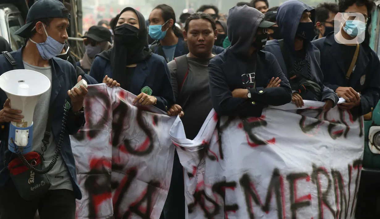 Mahasiswa dari berbagai elemen dan kampus berunjuk rasa di kawasan Patung Kuda Jalan Medan Merdeka Barat, Jakarta, Selasa (10/11/2020). Mahasiswa menuntut pencabutan pengesahan Omnibus Law UU Cipta Kerja melalui Perppu. (Liputan6.com/Helmi Fithriansyah)