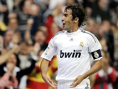 Selebrasi gol dari kapten Real Madrid, Raul Gonzalez, yang membukukan dua gol dalam kemenangan 4-2 atas Valladolid pada lanjutan La Liga di Santiago Bernabeu pada 17 Oktober 2009. AFP PHOTO/PIERRE-PHILIPPE MARCOU