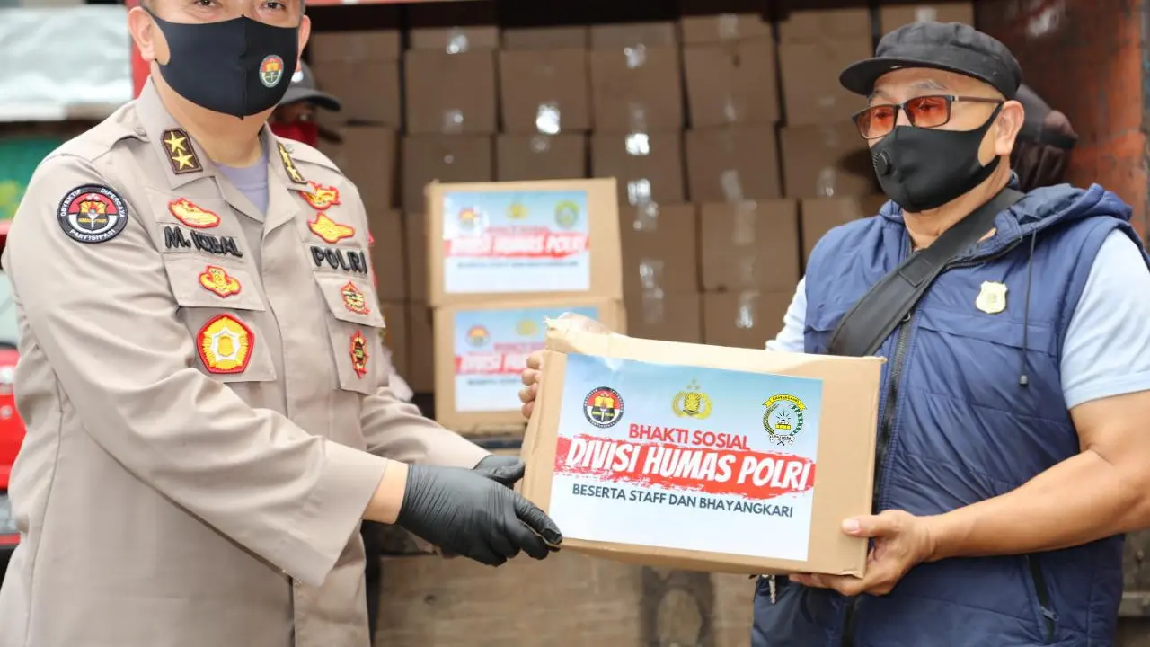 Polri Bagikan 1.000 Paket Sembako ke Masyarakat Terdampak Corona