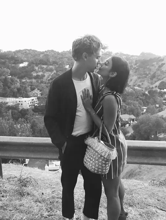 anessa mengatakan bahwa dirinya selalu terbuka dan tak pernah merahasiakan apapun dari sang kekasih Austin Butler. (instagram/vanessahudgens)