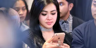 Aktris dan sosialita papan atas Amerika Serikat, Paris Hilton tergoda dengan aksesori yang dikenakan Syahrini saat menjalani pemotretan. Setelah berbalas komentar, dilanjutkan chat lewat pesan whatsapp. (Adrian Putra/Bintang.com)