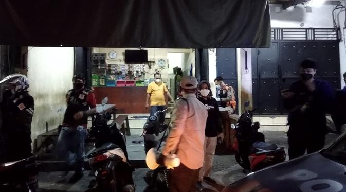 Razia PPKM darurat di Bulak Banteng Surabaya ricuh. (Bachtiarudin Alam/Merdeka.com)