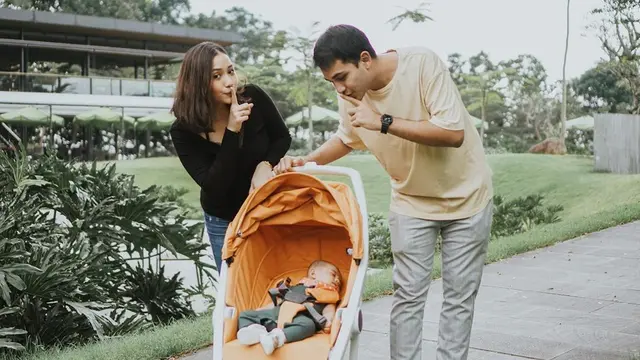 Hamil Lagi Ini 7 Momen Rizky Alatas dan Istri Asuh Anak Pertama yang Baru 8 Bulan