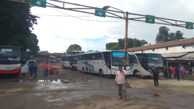 Bus di Terminal Baranangsiang, Bogor, Jawa Barat usai KRL anjlok
